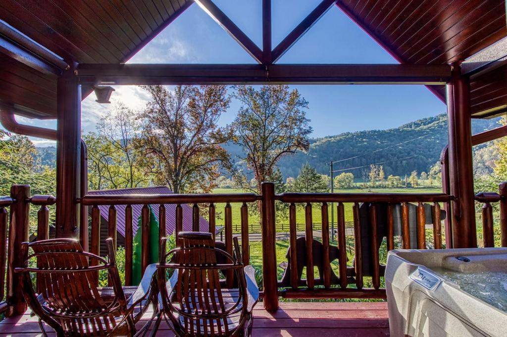 Papa Bear, Hot Tub, Wifi, 1089 Free Tickets Each Paid Day, Dollywood And More Sevierville Kültér fotó